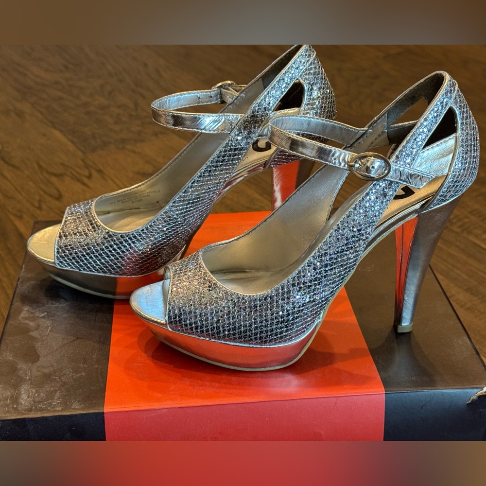 Guess Heels - Picture 3 of 8